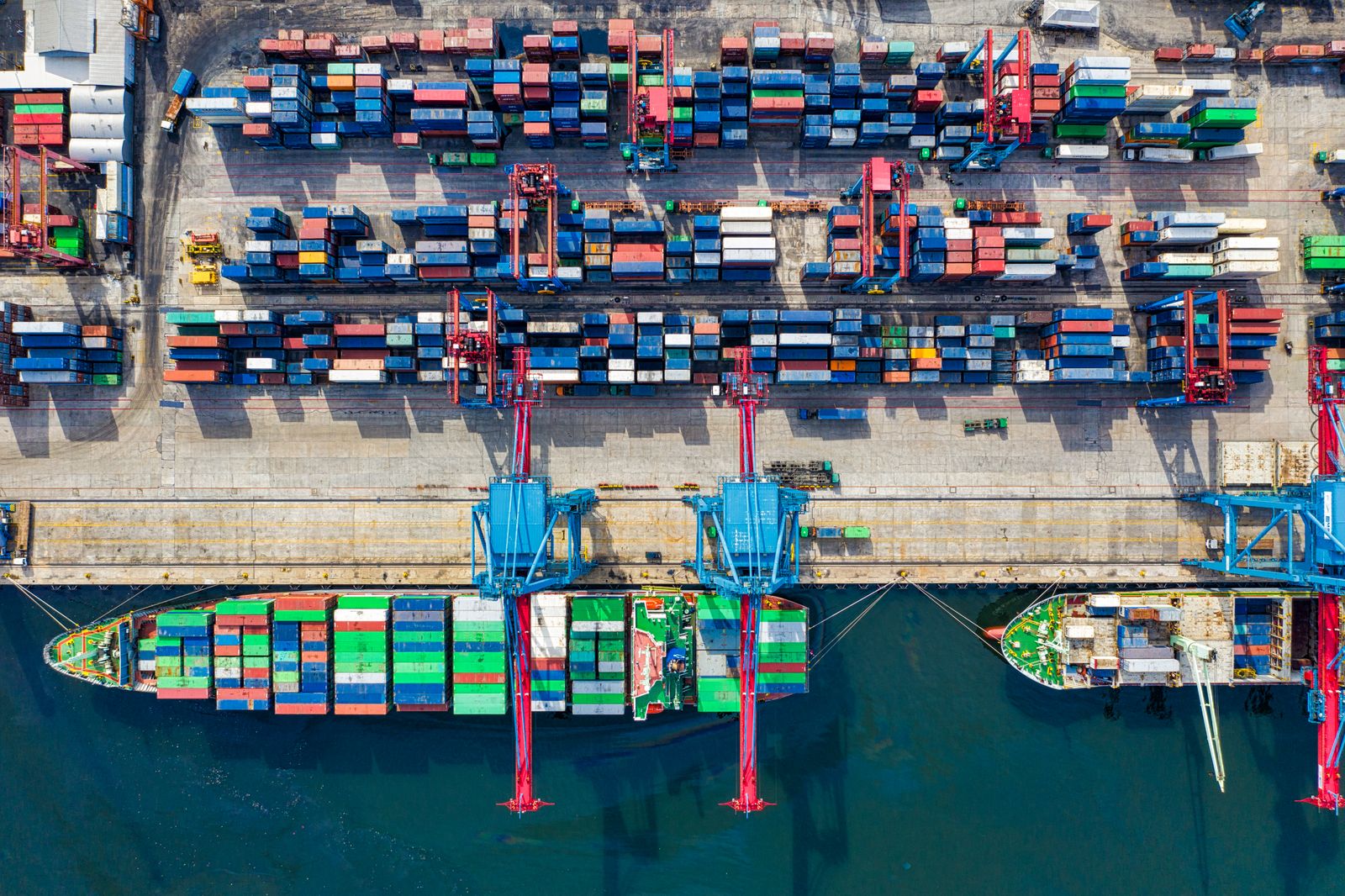 Vehicle export port and container yard