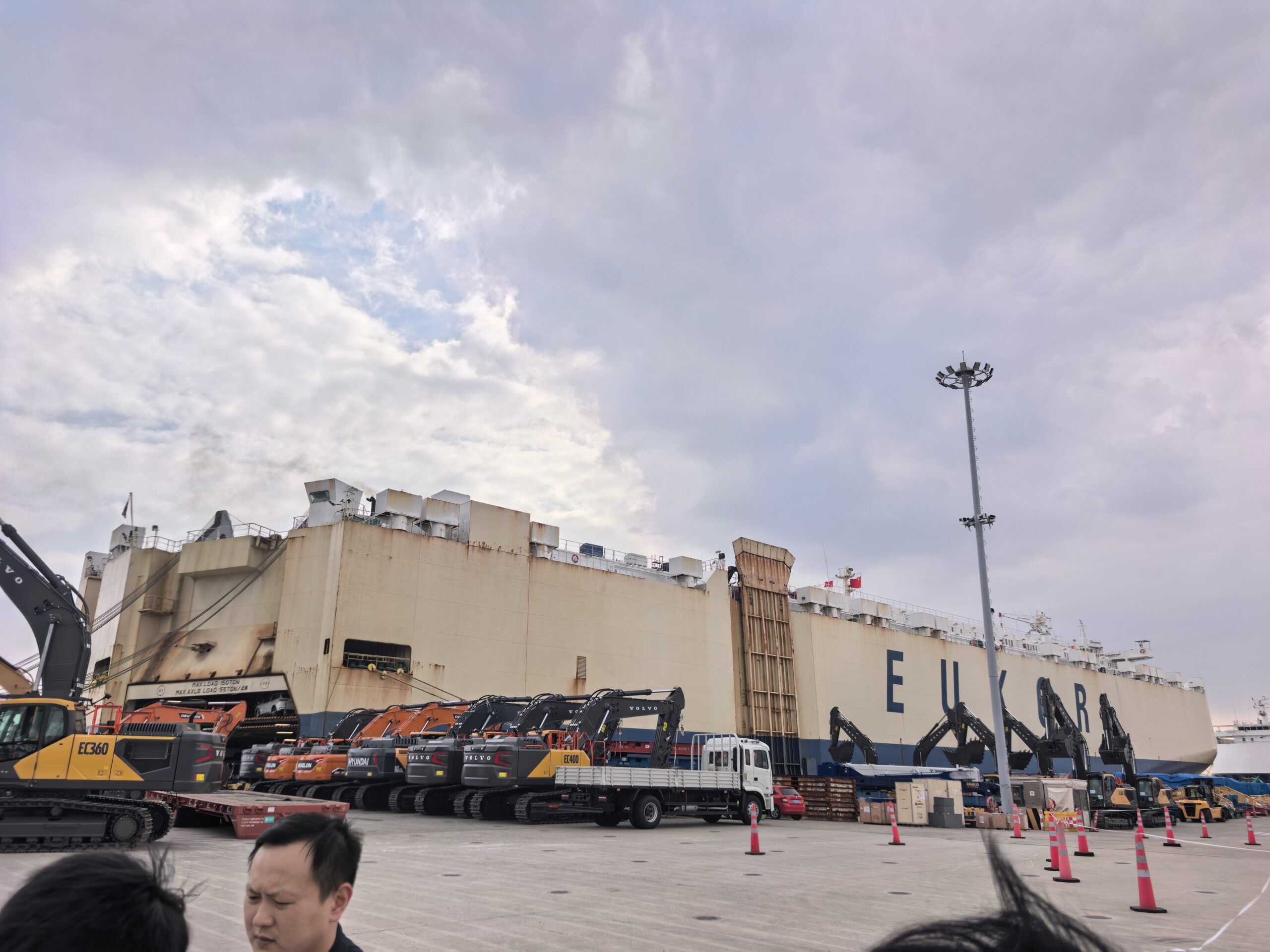 Vehicle export port and container yard